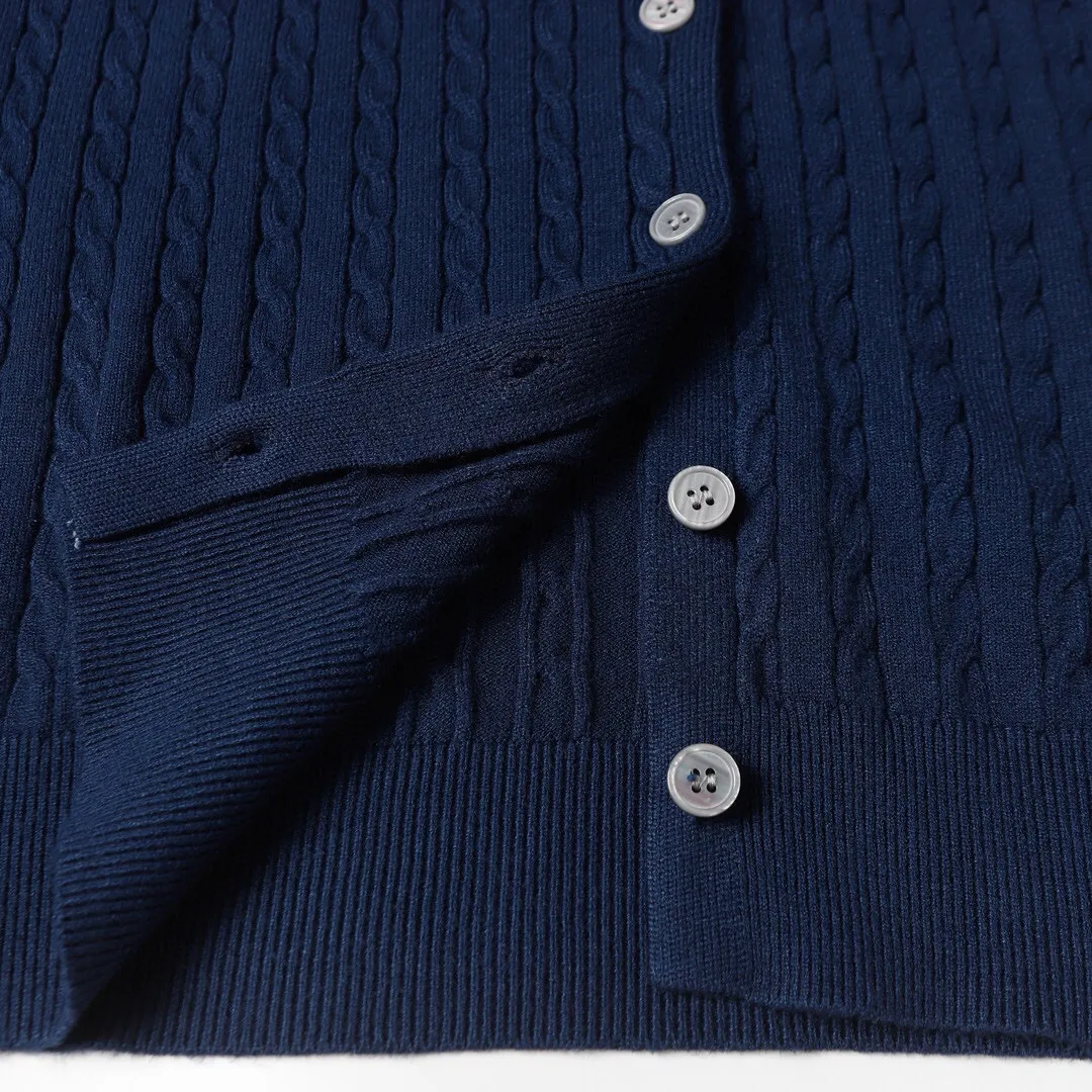 P166 Style No.: 602 -Ralph Lauren RL cardigan with classic war horse logo embroidery on the chest, long-sleeved sweater sweater jacket -The item is made of custom-dyed and custom-spun yarn, purchased from the original version. A full set of customized accessories. Details determine success or failure. Heavy new autumn and winter style. The weight of the item is as high as 800 grams. It is soft and delicate and does not tie the body. The upper body effect is very nice. Loose fit. Women's style. -Color: black, off-white, milk tea, light gray, dark gray. Navy blue red khaki red - Size: S / M / L S size 80-100 catties M size 100-120 catties Large size 120-135 catties